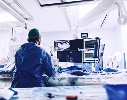 Team während eines elektrophysiologischen Eingriffs im Katheterlabor